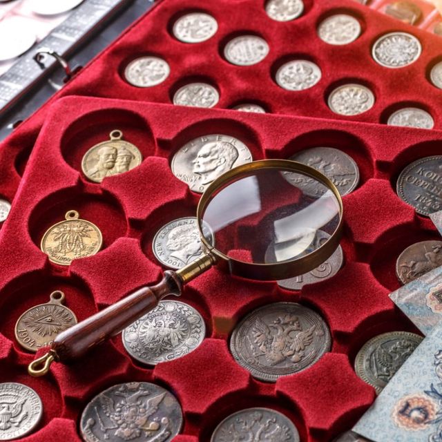 colección de monedas con lupa